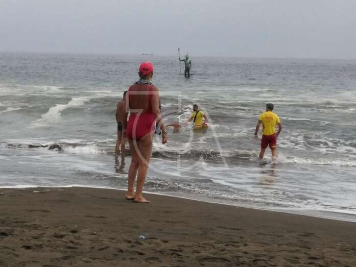 Momento en que los socorristas auxilian a las niñas que eran arrastradas por la corriente (Foto TA)
